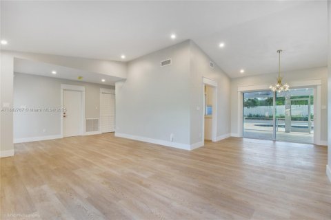 Снять в аренду виллу или дом в Майами, Флорида 4 спальни, 196.21м2, № 1931877 - фото 8