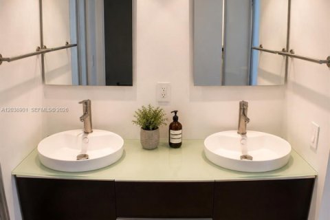 Condominio en alquiler en Miami Beach, Florida, 2 dormitorios, 123 m2 № 2171444 - foto 5