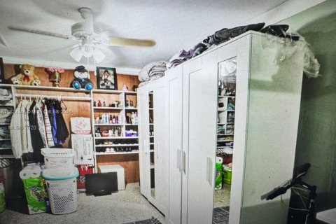 Casa en venta en Hialeah, Florida, 8 dormitorios, 256.32 m2 № 1790555 - foto 12