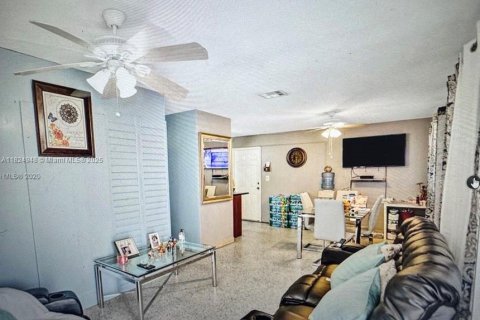 Casa en venta en Hialeah, Florida, 8 dormitorios, 256.32 m2 № 1790555 - foto 14