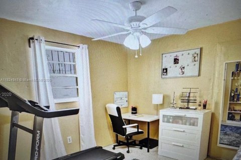 Casa en venta en Hialeah, Florida, 8 dormitorios, 256.32 m2 № 1790555 - foto 11