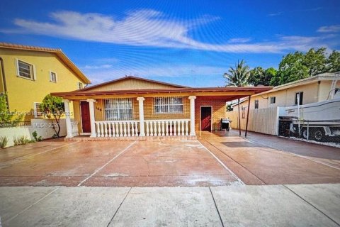 Casa en venta en Hialeah, Florida, 8 dormitorios, 256.32 m2 № 1790555 - foto 1