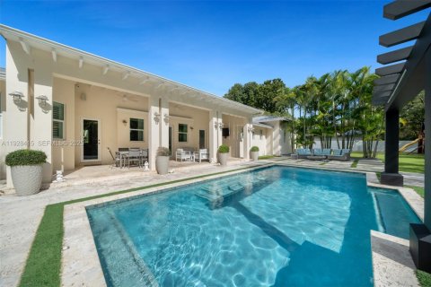 House in Miami, Florida 4 bedrooms, 433.02 sq.m. № 2249084 - photo 25