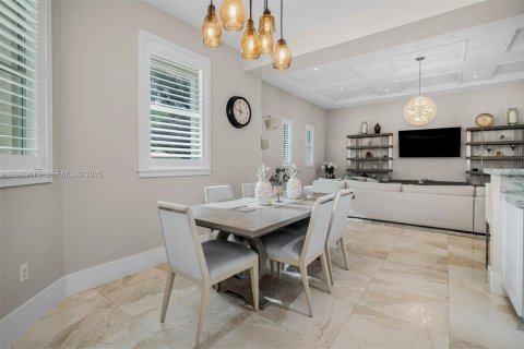 House in Miami, Florida 4 bedrooms, 433.02 sq.m. № 2249084 - photo 9