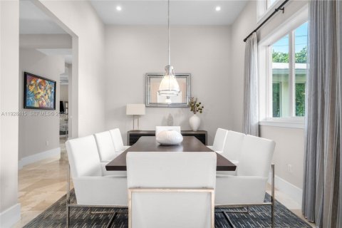 House in Miami, Florida 4 bedrooms, 433.02 sq.m. № 2249084 - photo 4