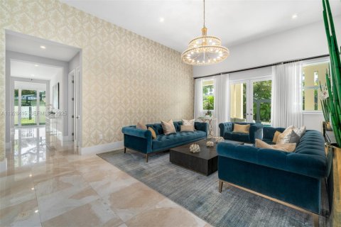 House in Miami, Florida 4 bedrooms, 433.02 sq.m. № 2249084 - photo 11