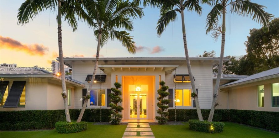 House in Miami, Florida 4 bedrooms, 433.02 sq.m. № 2249084