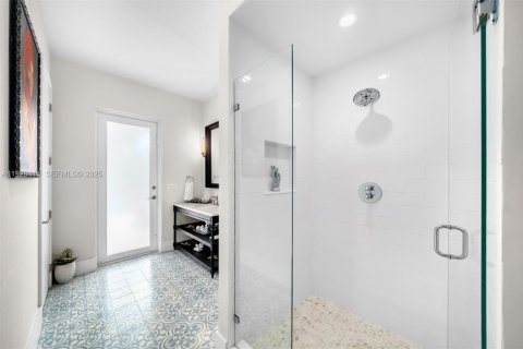 House in Miami, Florida 4 bedrooms, 433.02 sq.m. № 2249084 - photo 12