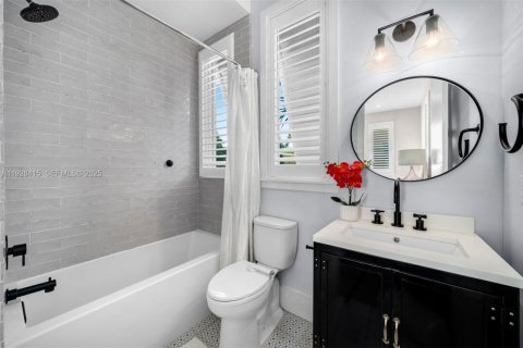 House in Miami, Florida 4 bedrooms, 433.02 sq.m. № 2249084 - photo 22