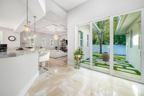 House in Miami, Florida 4 bedrooms, 433.02 sq.m. № 2249084 - photo 5
