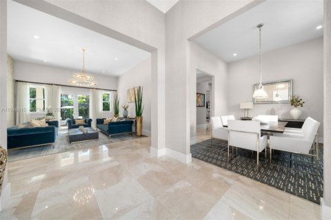 House in Miami, Florida 4 bedrooms, 433.02 sq.m. № 2249084 - photo 2