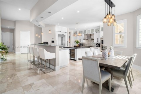 House in Miami, Florida 4 bedrooms, 433.02 sq.m. № 2249084 - photo 8