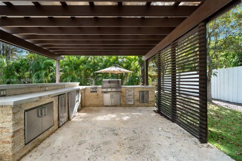 House in Miami, Florida 4 bedrooms, 433.02 sq.m. № 2249084 - photo 29