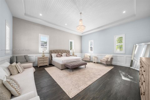House in Miami, Florida 4 bedrooms, 433.02 sq.m. № 2249084 - photo 14