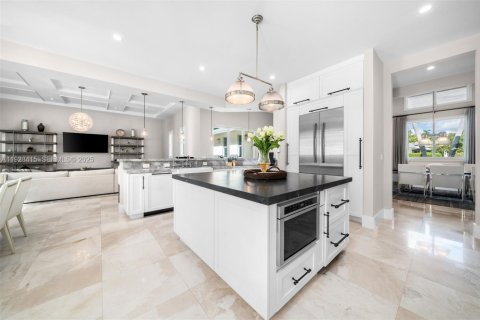 House in Miami, Florida 4 bedrooms, 433.02 sq.m. № 2249084 - photo 6