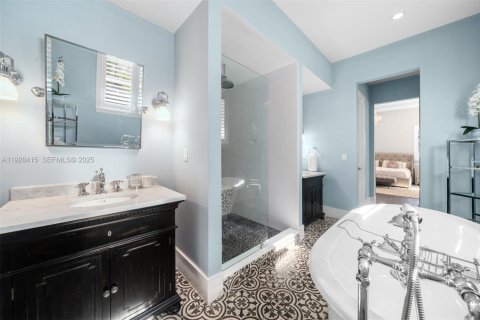 House in Miami, Florida 4 bedrooms, 433.02 sq.m. № 2249084 - photo 17