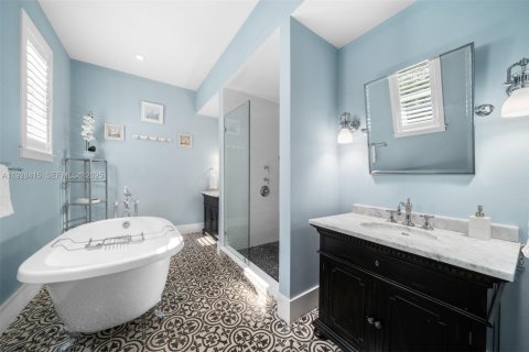 House in Miami, Florida 4 bedrooms, 433.02 sq.m. № 2249084 - photo 16