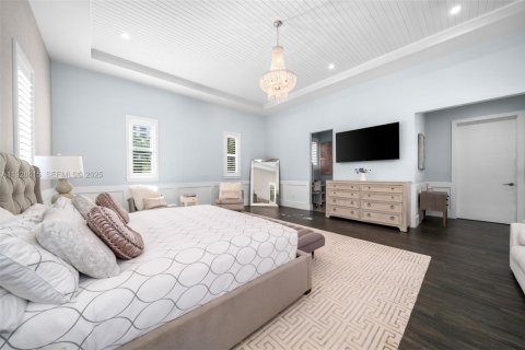 House in Miami, Florida 4 bedrooms, 433.02 sq.m. № 2249084 - photo 15