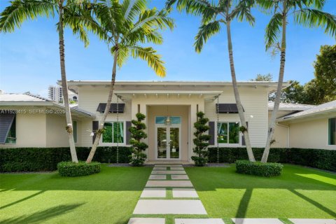 House in Miami, Florida 4 bedrooms, 433.02 sq.m. № 2249084 - photo 30