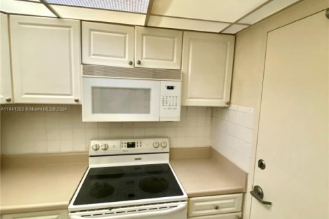 Condo in Miami Beach, Florida, 1 bedroom  № 1859532 - photo 16