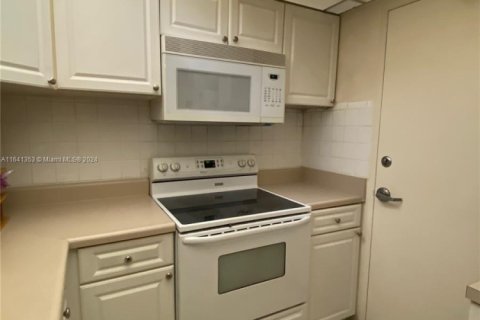 Condo in Miami Beach, Florida, 1 bedroom  № 1859532 - photo 17