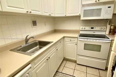 Condo in Miami Beach, Florida, 1 bedroom  № 1859532 - photo 19