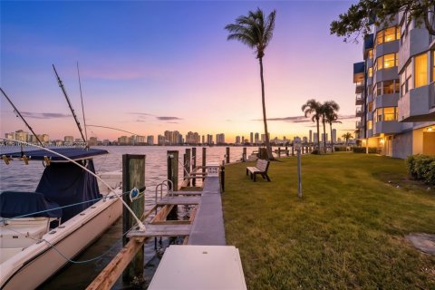 Copropriété à vendre à North Miami Beach, Floride: 2 chambres, 111.48 m2 № 1966241 - photo 1