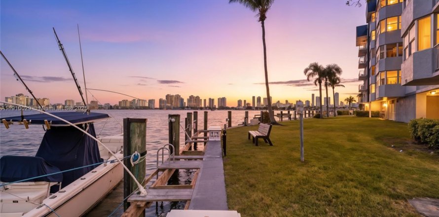 Condo à North Miami Beach, Floride, 2 chambres  № 1966241