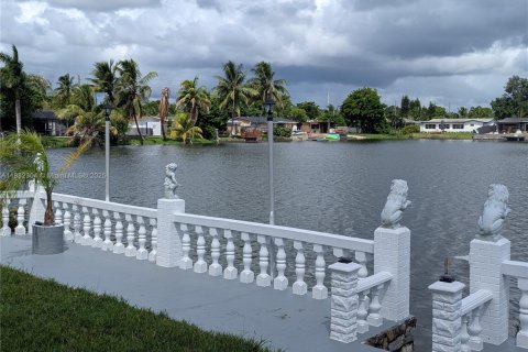 Villa ou maison à vendre à Miramar, Floride: 3 chambres, 199.18 m2 № 1932109 - photo 4
