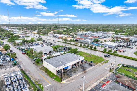 Commercial property in West Park, Florida № 1994477 - photo 1