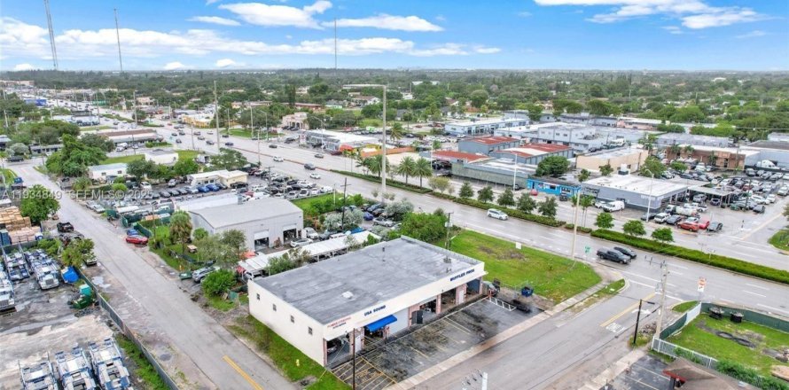 Commercial property in West Park, Florida № 1994477