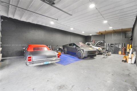 Commercial property in West Park, Florida № 1994477 - photo 9