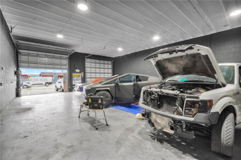 Commercial property in West Park, Florida № 1994477 - photo 11