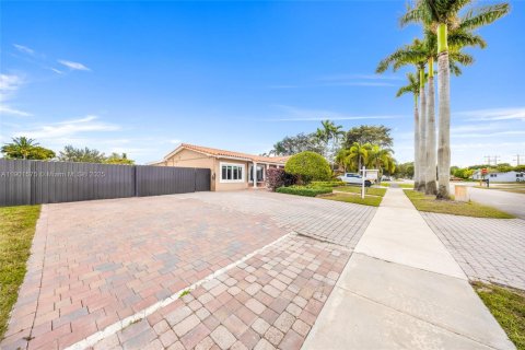 Villa ou maison à vendre à Miami, Floride: 4 chambres, 214.98 m2 № 1975661 - photo 20