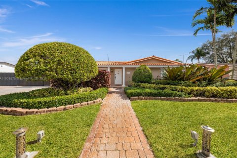 Villa ou maison à vendre à Miami, Floride: 4 chambres, 214.98 m2 № 1975661 - photo 1