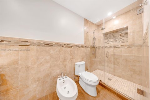 Villa ou maison à vendre à Miami, Floride: 4 chambres, 214.98 m2 № 1975661 - photo 14