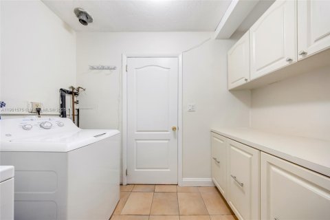 Villa ou maison à vendre à Miami, Floride: 4 chambres, 214.98 m2 № 1975661 - photo 17