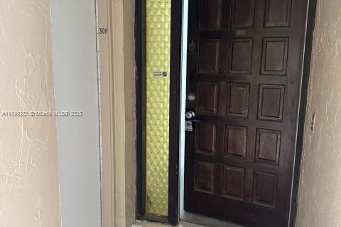 Кондоминиум с 2 спальнями в Лодерхилл, Флорида № 1951200