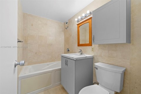Condo in Miami, Florida, 2 bedrooms  № 2003931 - photo 6