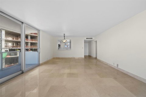 Condo in Miami, Florida, 2 bedrooms  № 2003931 - photo 14