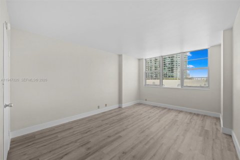 Condo in Miami, Florida, 2 bedrooms  № 2003931 - photo 7