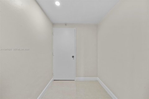 Condo in Miami, Florida, 2 bedrooms  № 2003931 - photo 19