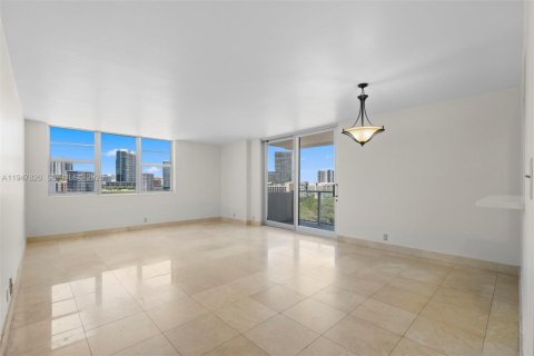 Condo in Miami, Florida, 2 bedrooms  № 2003931 - photo 2