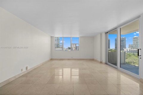 Condo in Miami, Florida, 2 bedrooms  № 2003931 - photo 13