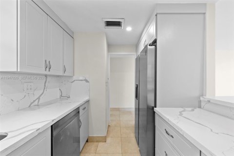 Condo in Miami, Florida, 2 bedrooms  № 2003931 - photo 12