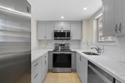Condo in Miami, Florida, 2 bedrooms  № 2003931 - photo 11