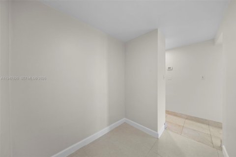 Condo in Miami, Florida, 2 bedrooms  № 2003931 - photo 9