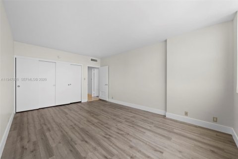 Condo in Miami, Florida, 2 bedrooms  № 2003931 - photo 8