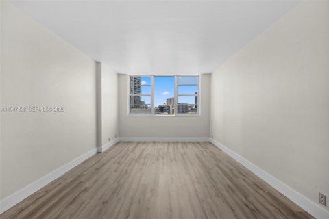 Condo in Miami, Florida, 2 bedrooms  № 2003931 - photo 18