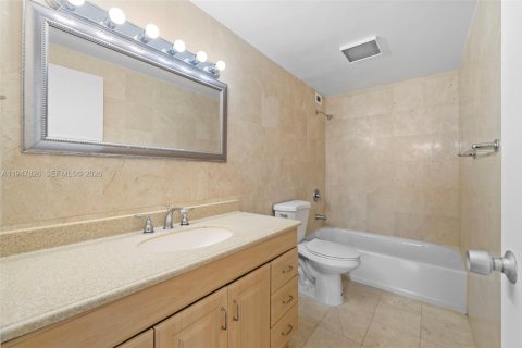 Condo in Miami, Florida, 2 bedrooms  № 2003931 - photo 4